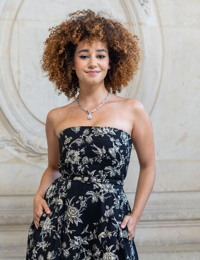 Léna Situations en robe noire à motifs floraux lors d'un événement