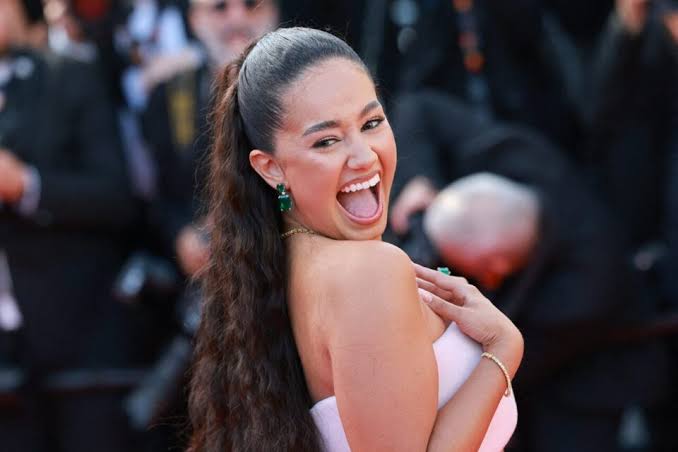 Léna Situations éclatant de rire sur le tapis rouge